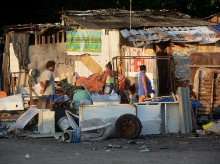 Após 6 anos, Brasil volta à marca de 14 milhões de famílias na miséria